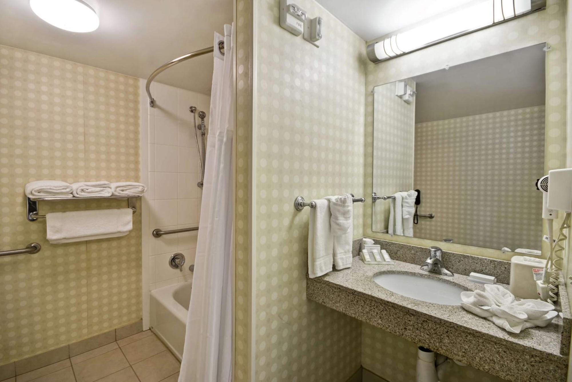 Hilton Garden Inn Riverhead Exteriör bild